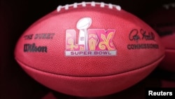 ลูกอเมริกันฟุตบอลในการแข่งขันซูเปอร์โบวล์ครั้งที่ 59 ณ Ernest N. Morial Convention Center (Kirby Lee-Imagn Images/Reuters)