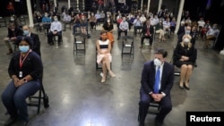 Wafanyakazi wa kiwanda cha kutengeneza vifaa vya kujikinga na virusi vya corona cha Honeywell wakimsubiri Rais Trump, alipotembelea kiwanda hicho Phoenix Arizona, Marekani, Jumanne, Mei 5, 2020. REUTERS/Tom Brenner TPX IMAGES OF THE DAY