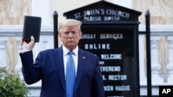 Oq uyga yaqin tarixiy ibodatxona qarshisida Injil bilan suratga tushayotgan AQSh rahbari. 1-iyun, 2020. 