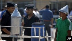 Matahari terbenam di dermaga kota pelabuhan Laut Hitam, Sukhumi -- sebuah pemandangan yang membuat para pelukis dan pelancong awal abad 20 menyebut Abkhazia 'Riviera Rusia.' (V. Undritz/VOA)