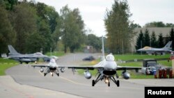 Les avions de chasse F-16 belges décollent de la base militaire de Florennes pour rejoindre la coalition internationale anti-groupe Etat islamique, le 26 septembre 2014.