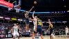 Obi Toppin (1) des Indiana Pacers bloque une tentative de tir de Luke Kornet (40) des Boston Celtics, USA, le 30 octobre 2024.