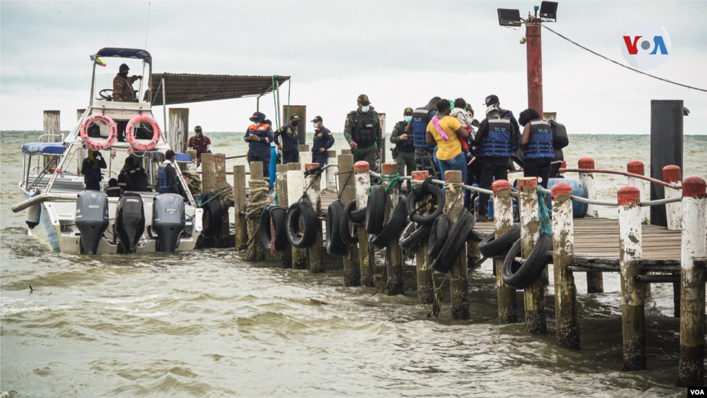 Para evitar afectar al turismo, los administradores del puerto han habilitado días y horarios específicos para el transporte de los migrantes. El Puerto de Necoclí no para.