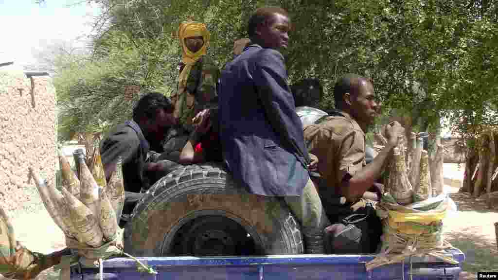 Tsoiffin 'yan kungiyar Boko Haram sun tattaru a gaban sojojin Chadi a garin Ngouboua ran 22 Afrilu, 2015. Yaran sun ce su 'yan kasar Chadi ne wadanda aka tilasta musu shiga kungiyar Boko Haram lokacin da suke karatun allo a Najeriya, amma daga baya sun kubuce suka gudu, suka mika kawunansu ga sojojin Chadi.