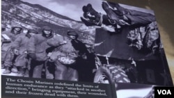 維吉尼亞州美國海軍陸戰隊博物館展出的長津湖戰役的照片。照片下方寫著：長津湖海軍陸戰隊員重新定義了人類耐力的極限: 他們一面“從另一個方向襲擊”，一面帶著他們的設備、傷員以及犧牲戰友的冰凍的遺體。 (美國之音鬱崗2024年10月10日翻拍自海軍陸戰隊博物館)