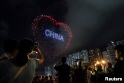 資料照：中國香港為紀念主權移交中國27週年舉行的無人機表演中，無人機在天空中形成了一個心形圖案。（2024年7月1日）