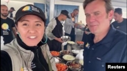 La trabajadora humanitaria australiana de World Central Kitchen, Lalzawmi "Zomi" Frankcom, fue una de las personas que murieron en ataque aéreo israelí. Se la ve en lo que se dice que es una cocina de WCK, en un lugar dado como Deir Al-Balah, captada el 25 de marzo de 2024.