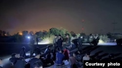 မြန်မာနိုင်ငံဘက်ကအွန်လိုင်းလိမ်လည်ဂိုဏ်းတွေမှာ အလုပ်လုပ်ပြီးပြန်လာသူ အင်ဒိုနီးရှား ၃၂ ဦးကို ထိုင်းရဲတပ်ဖွဲ့က ဖမ်းဆီးထားပုံ။ (ဇန်နဝါရီ ၁၉၊ ၂၀၂၅/ဓာတ်ပုံ-ထိုင်းနဘ်ခြားစောင့်တပ်)