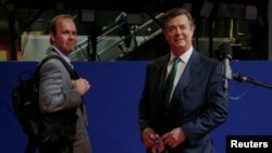 Пол Манафорт (праворуч)