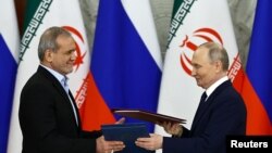 از راست به چپ،‌ ولادیمیر پوتین، رییس جمهور روسیه، و مسعود پزشکیان، رییس جمهور ایران