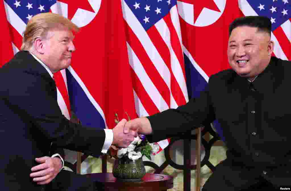 Rais Donald Trump na kiongozi wa Korea Kaskazini Kim Jong Un kabla ya kuanza kikao cha watu wawili peke yao katika ukumbi wa hoteli huko Hanoi, Vietnam, Feb. 27, 2019.