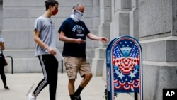 Votuesit duke hedhur votat e tyre në kutinë postare përkatëse në Filadelfia