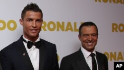 Jorge Mendes, "super-agent" de footballeurs, à droite, et son joueur Cristiano Ronaldo à Londres, 9 novembre 2015.