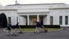 Empleados cargan camiones con las pertenencias de los empleados de la administración saliente en la Casa Blanca, el 14 de enero de 2020.