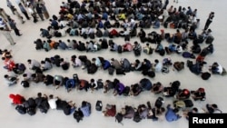 រូបឯកសារ៖ អ្នក​នេសាទ​កម្ពុជា​បាន​សង្រ្គោះ​ពី​ទូក​នេសាទ​របស់​ថៃ​កំពុង​បរិភោគ​អាហារ​ពេល​ព្រឹក​នៅ​សង្កាត់​ជ្រោយ​ចង្វា ទីក្រុង​ភ្នំពេញ កាល​ពី​ថ្ងៃទី១៨ ខែ​មិថុនា ឆ្នាំ២០១៥។