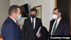 Vršilac dužnosti pomoćnika ministra finansija SAD Paul Ahern (desno), razgovarao sa ministrom bezbjednosti BiH Selmom Cikotićem (lijevo), Sarajevo, 16. decembar 2021.