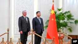 ARCHIVO - El presidente de Cuba, Miguel Díaz-Canel Bermúdez, a la izquierda, y el presidente de China, Xi Jinping, durante una ceremonia de bienvenida en el Gran Salón del Pueblo en Beijing, el viernes 25 de noviembre de 2022. Xinhua via AP