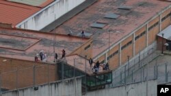 Los presos se encuentran en el techo de la cárcel de Turi, donde decenas de guardias penitenciarios y policías han sido secuestrados por los reclusos, en Cuenca, Ecuador, el jueves 31 de agosto de 2023.
