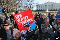 Protest članova sindikata i vladinih službenika ispred Bijele kuće.