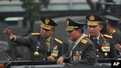 Menteri Pertahanan Prabowo Subianto (tengah) bersama Panglima TNI Jenderal Agus Subiyanto, dan Kapolri Listyo Sigit Prabowo, melakukan pemeriksaan militer usai penganugerahan pangkat istimewa dari Presiden Joko Widodo, Jakarta, Rabu, 28 Februari 2024.(Foto: Achmad Ibrahim/AP)