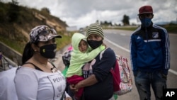 Migrantes venezolanos descansan en su camino hacia Bogotá, pasando por Tunja, Colombia. el 6 de octubre de 2020. [Foto: AP]