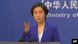 ARCHIVO - La vocera del Ministerio chino de Exteriores Mao Ning hace un gesto durante una conferencia de prensa en el Ministerio de Asuntos Exteriores en Beijing, el jueves 13 de octubre de 2022.