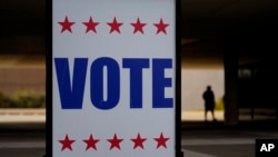 ARHIVA - Znak sa natpisom "Glasajte" na kampusu Univerziteta Teksasa (Foto: AP Photo/Eric Gay)