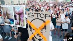 Waandamanaji nchini Belarus wakimtaka Rais Alexander Lukashenko kujiuzulu mjini Minsk, Belarus, Agosti 17, 2020. 