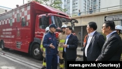 2025年11月27日，香港行政长官李家超(前排左二)视察大埔宏福苑火灾现场，并听取消防行动简报。