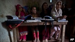 Afg'on qizlari qochqinlar lagerida bilim olmoqda