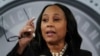 La fiscal de distrito del condado de Fulton, Fani Willis, conversa el 14 de agosto de 2023 con reporteros en Georgia tras presentar las acusaciones contra el expresidente Donald Trump y 18 de sus aliados en su intento de anular los resultados de las elecciones de 2020. 