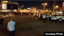 发表在社交媒体上的抗议视频的屏幕截图。视频显示，伊朗安全部队似乎在2021年7月20日部署在伊朗胡泽斯坦省省会城市伊泽，以回应缺水危机引发的反政府抗议活动。美国之音无法独立证实视频画面的真伪。