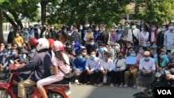 ក្រុម​បុគ្គលិក​កាស៊ីណូ​នៃ​​ក្រុមហ៊ុនNaga World​ ប្រមូល​ផ្តុំ​គ្នា​នៅ​លើ​ចិញ្ចើម​មហាវិថី​សហព័ន្ធ​រុស្ស៊ី​បង្ហាញសាធារណជន​​អំពី​ការ​ចង់បានប្រាក់​ឧបត្ថម្ភ​ចំនួន​៤០ដុល្លារ​ក្នុង​មួយខែ​ ទីក្រុង​ភ្នំពេញ​ ថ្ងៃទី​១៦​ ខែមិថុនា​ ឆ្នាំ​២០២០​។ (ហ៊ុល រស្មី/​VOA)​