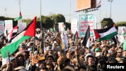 美国和英国对胡塞武装发动袭击后，胡塞武装支持者集会