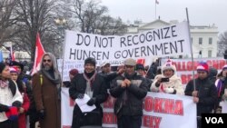 ក្រុមអតីតមេដឹកនាំគណបក្សសង្គ្រោះជាតិ លោក ស៊ុយ សេង ហុង និង​លោក រី គា ដឹកនាំការធ្វើការបាតុកម្មនៅមុខសេតវិមាន ក្នុងរដ្ឋធានីវ៉ាស៊ីនតោន ដើម្បីសុំឲ្យសហរដ្ឋអាមេរិកធ្វើអន្តរាគមន៍ឲ្យមានការស្តារប្រជាធិបតេយ្យ និងសិទ្ធិមនុស្សឡើងវិញនៅក្នុងប្រទេសកម្ពុជា​នៅ​ថ្ងៃ​ ១៩​ មករា ២០១៩។ (សុខ ខេមរា/VOA)