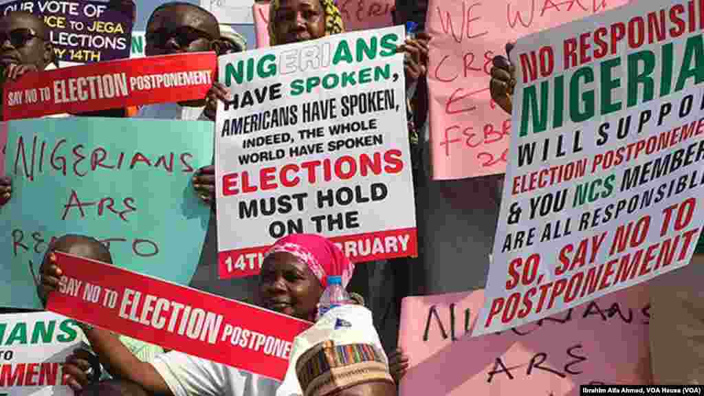 Protesters rally against a delay of the February 14 presidential elections, Abuja, Nigeria, Feb. 5, 2015.