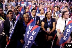 Wajumbe wa Mkutano wa Wademokrat wa Kitaifa (DNC) wakimsikiliza Rais wa zamani Barack Obama (DNC) huko Chicago, Illinois, Agosti 20, 2024.