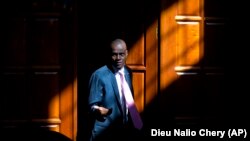 Le président haïtien Jovenel Moise arrive pour une interview à son domicile de Pétion-Ville, une banlieue de Port-au-Prince, en Haïti, le 7 février 2020.