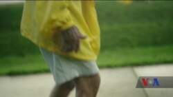 Чому цей дідусь віддає останні гроші на шоколадки для незнайомців. Відео