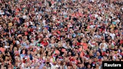 Okupljanje na dan sastanka kineskog predsjednika Si Đinpinga i predsjednika Srbije Aleksandra Vučića, u Palati Srbija u okviru dvodnevne državne posjete kineskog predsjednika Beogradu, Srbija, 8. maja 2024. REUTERS/Marko Đurica