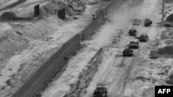 Esta captura de pantalla tomada de imágenes distribuidas por el Ejército israelí el 26 de octubre de 2023 muestra una "incursión selectiva" en el norte de Gaza con tanques e infantería.