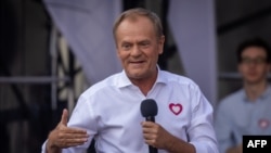 Полскиот премиер Доналд Туск зборува за време на митинг во Варшава на 4 јуни 2024 година