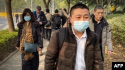 中國公民記者張展的代理律師任全牛抵達上海浦東新區法院。 （2020年12月28日）