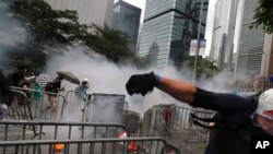 香港抗議民眾6月12日在立法會附近躲避催淚瓦斯的攻擊。