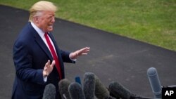 ប្រធានាធិបតី ដូណាល់ ត្រាំ ថ្លែង​ទៅ​កាន់​អ្នក​សារព័ត៌មាន​មុន​ពេល​ចាក​ចេញ​តាម​​ជិះ​យន្ត​ហោះ Marine One ពី​វាល​ស្មៅ South Lawn នៃ​សេត​វិមាន ក្នុង​រដ្ឋ​ធានី​វ៉ាស៊ីន​តោន កាល​ពី​ថ្ងៃ​ទី​៩ កញ្ញា។