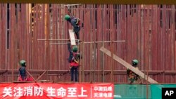 Punëtorët duke ndërtuar fabrikën e parë kineze të gomave në Evropë (Zrenjanin, Serbi, 18 nëntor 2021) 