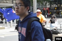 2024年11月16日，墨尔本市中心街头挥舞澳大利亚国旗的爱国人士 (美国之音/黄平)