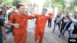 រូបឯកសារ៖ លោក នី សុខា (ឆ្វេង) និង​លោក ណៃ វង់ដា (ស្ដាំ) មន្រ្តី​ការពារ​សិទ្ធិ​មនុស្ស​សមាគម​អាដហុក​ ដែល​កំពុង​ជាប់ឃុំ​ពាក់ព័ន្ធនឹង​ករណី​រឿង​អាស្រូវ​ផ្លូវ​ភេទ​អនុ​ប្រធាន​គណបក្ស​សង្រ្គោះ​ជាតិ​លោក កឹម សុខា ត្រូវ​សមត្ថកិច្ច​នាំ​ខ្លួន​ទៅ​តុលាការ​កំពូល​នៅ​រាជធានី​ភ្នំពេញ នៅ​ថ្ងៃ​ពុធ ទី២៣ ខែវិច្ឆិកា ឆ្នាំ២០១៦។ (ឡេង ឡែន/VOA) 