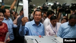 រូបឯកសារ៖ លោកនាយករដ្ឋមន្ត្រី ហ៊ុន សែន ប្រធានគណបក្សប្រជាជនកម្ពុជា បាន​ចូលរួម​បោះឆ្នោតនៅមណ្ឌលបោះឆ្នោតក្រុងតាខ្មៅ ខេត្តកណ្តាល កាលពីថ្ងៃទី២៩ ខែកក្កដា ឆ្នាំ២០១៨។