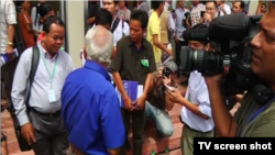 ប្រជា​ពលរដ្ឋ​​បាន​សាទរ​​សេចក្តី​សម្រេច​របស់​សាលាក្តី​ខ្មែរ​ក្រហម​ដែល​ផ្តន្ទា​ទោស​​នួន ជា ​និងខៀវ សំផន​ ឲ្យ​ជាប់​ពន្ធនាគារ​​មួយ​ជីវិត​។